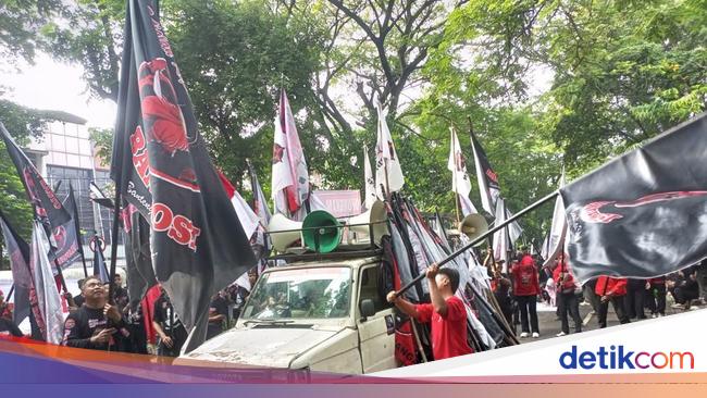 Massa Gelar Aksi Saat Sidang Tuntutan Hasto, Ratusan Polisi Disiagakan