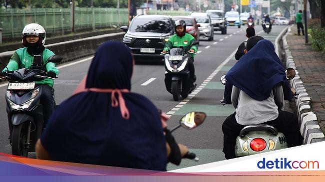 Aksi Pemotor Lawan Arah, Bertaruh Nyawa demi Hindari Macet Proyek LRT