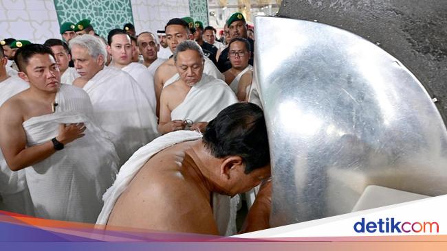 Prabowo Masuk Ka'bah dan Cium Hajar Aswad saat Umrah