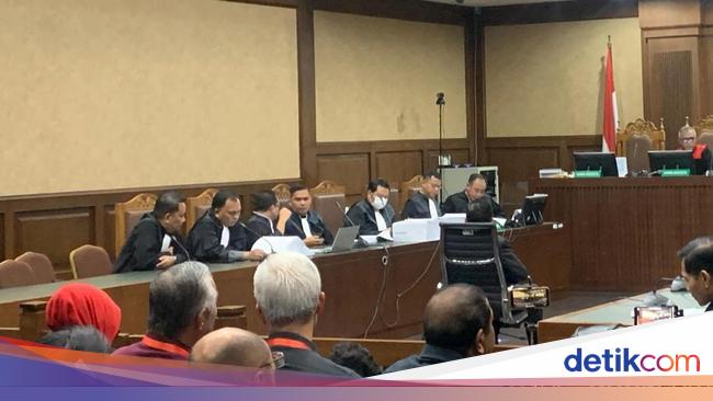 Gerak-gerik Hasto Kristiyanto Saat Dituntut 7 Tahun Penjara