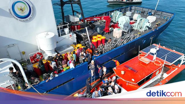 KKP Kerahkan Kapal Pengawas Angkut Warga Pulau Enggano