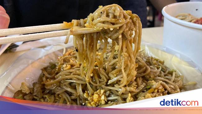 Pad Mie Siram: Nikmatnya Pad Thai dengan Siraman Kuah Gurih yang Unik