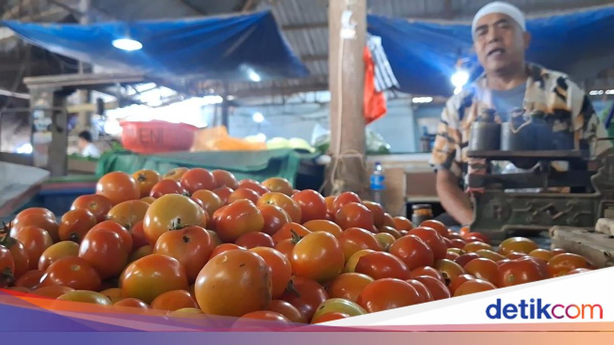 Harga Tomat Naik, Pedagang di Pasar Induk Mandalika Mengeluh Pembeli Sepi