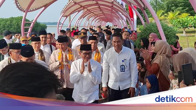 Kunjungan Perdana ke Kepulauan Seribu, Pramono Tanam Mangrove-Main di RPTRA