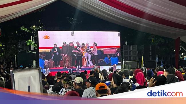 Momen Kapolri-Ketua MA Nyanyi 'Koyo Jogja Istimewa' di Pagelaran Wayang Kulit