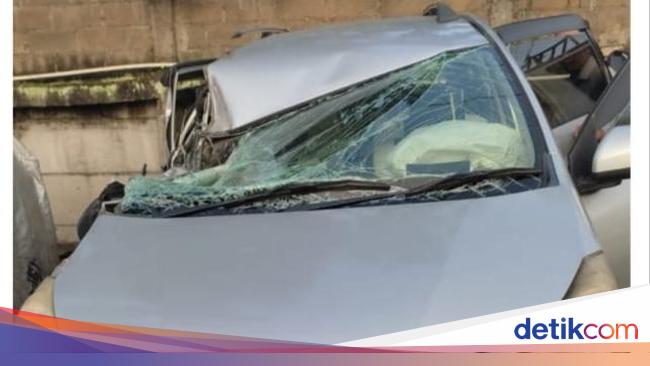 Minibus Ringsek Usai Tabrakan di Tol Jagorawi, Pengemudi Terluka