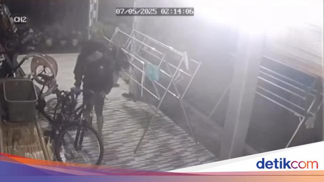 Viral Aksi Maling Santai Curi 2 Sepeda di Rumah Warga Cileungsi
