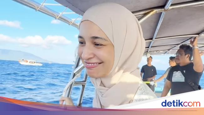 Shireen Sungkar Menangis Disambut Lumba-lumba di Laut Sabang