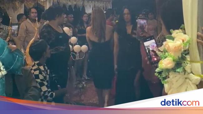 Fashion Show Waria di Pesta Pernikahan Bikin Heboh Warga Maros Sulsel