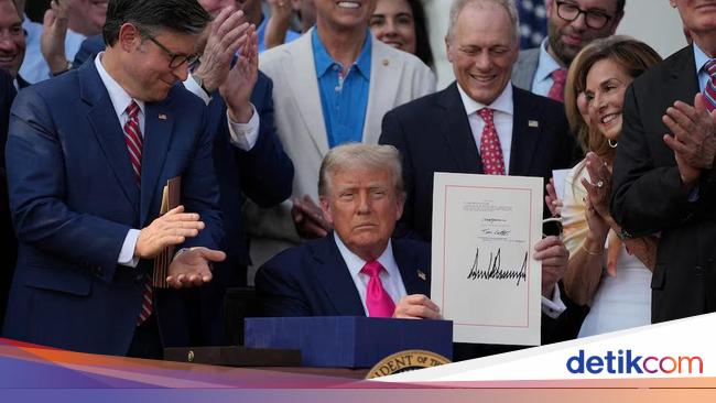 Trump Teken UU Pajak-Anggaran 'Big Beautiful' Saat Seremoni 4 Juli