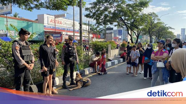 Kala Anjing K9 Jadi Kerumunan Selfie Warga di CFD Depok