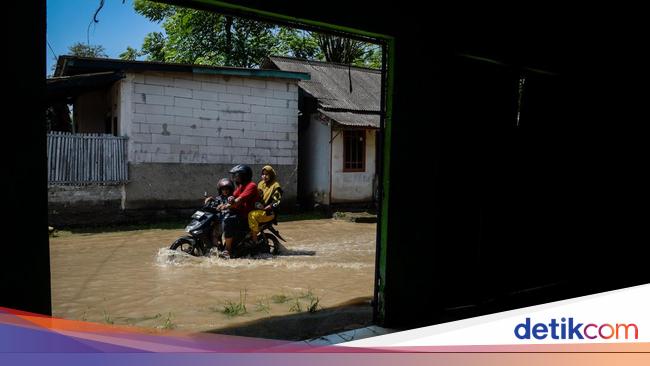 Luapan Sungai Cisadane Rendam Permukiman Warga di Tangerang