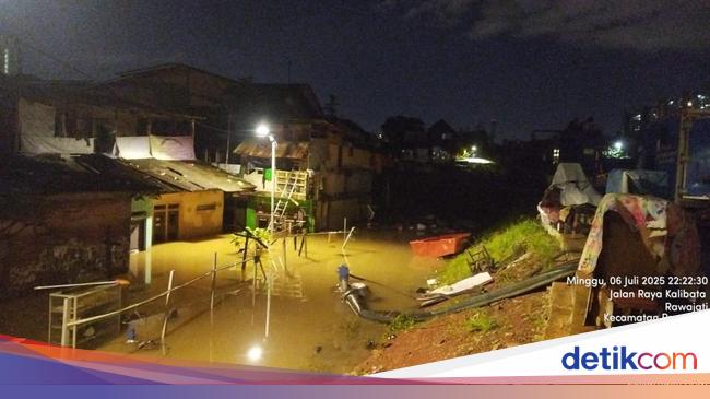 Banjir Jakarta Meluas: 86 RT Terendam Banjir, Ada yang Capai 2,7 Meter