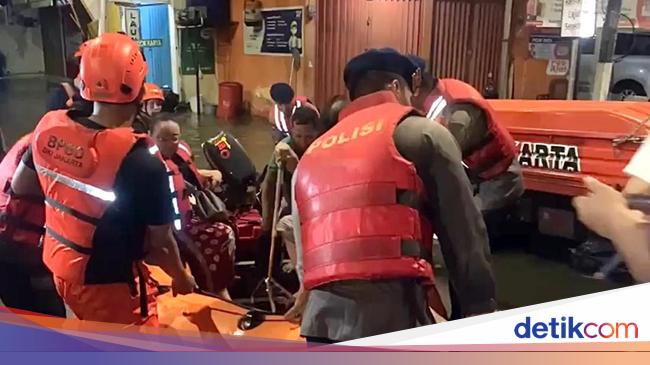 Banjir 1,5 Meter Rendam Pemukiman Warga di Mampang, Balita-Lansia Dievakuasi