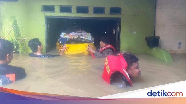 Momen Evakuasi Warga Kebon Pala yang Kebanjiran, Airnya Setinggi Ini