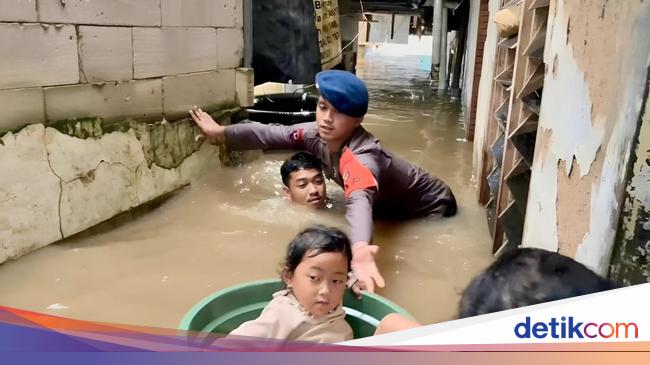 Banjir 1,7 Meter di Kebon Pala Jaktim, Polisi Evakuasi Balita Pakai Ember