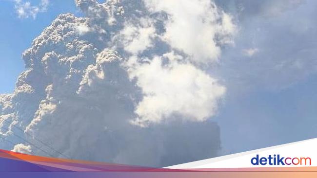 Gunung Lewotobi Laki-laki Meletus, Muntahkan Kolom Abu Capai 18 Km