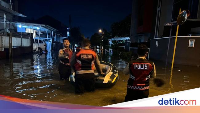 Jalanan-Pemukiman di Tangsel Terendam Banjir, Polisi Patroli-Evakuasi Warga