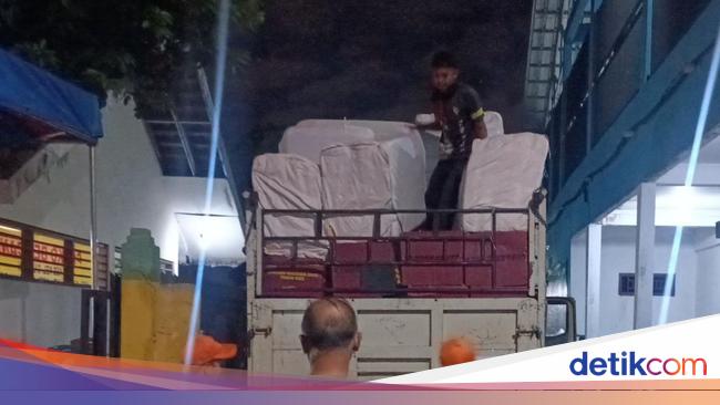 Kemensos Salurkan Bantuan untuk Korban Banjir Jakarta Timur