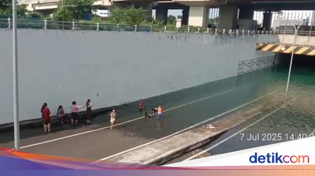 Jadi Kolam Renang Dadakan, Kolong Flyover Cikarang Barat Belum Beroperasi