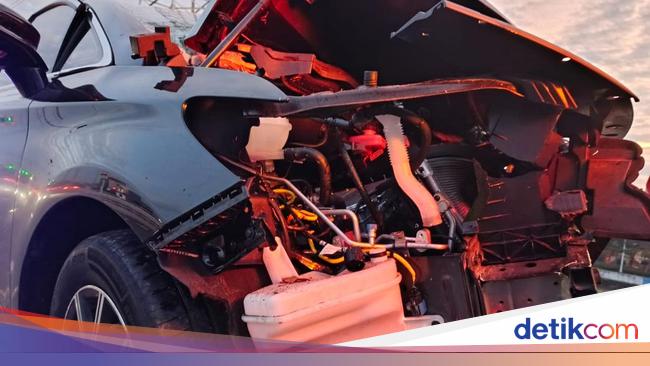 Mobil Listrik BYD Ringsek Usai Tabrak Belakang Truk di Tol Dalam Kota