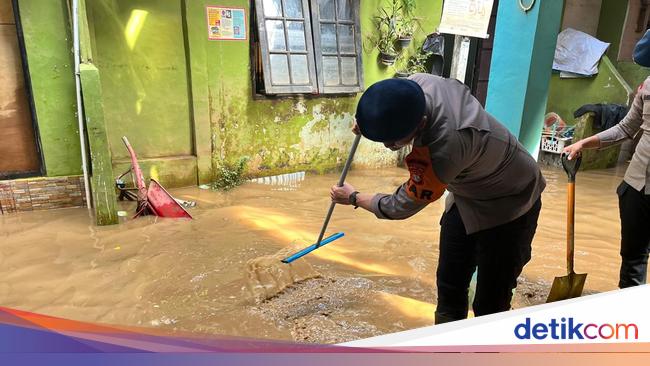 Polisi Bantu Bersih-bersih Rumah Warga Terdampak Banjir di Kebon Pala Jaktim