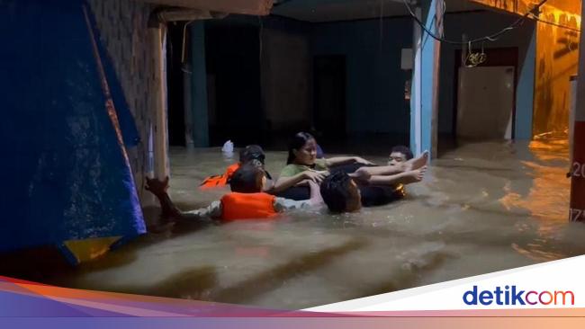 Cerita Polisi Evakuasi Bumil Mau Melahirkan di Tengah Banjir Kebon Pala