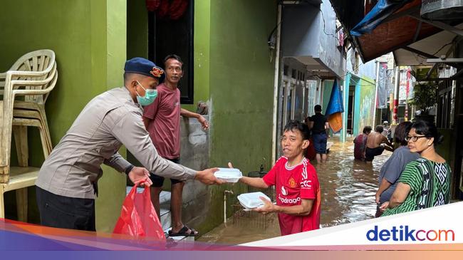 Polisi Dirikan Dapur Lapangan-Cek Kesehatan Warga Jaktim Terdampak Banjir