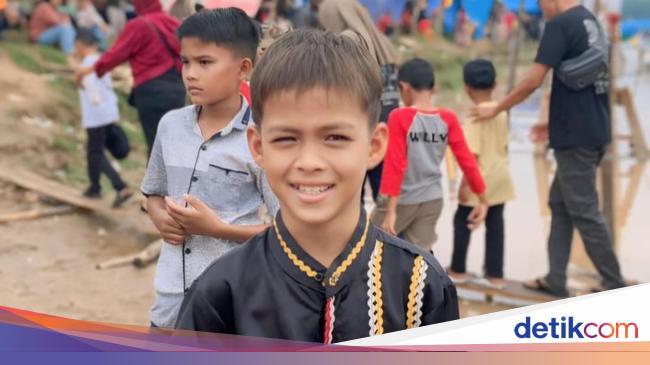 Dikha si Pionir Aura Farming: Spontan Nari di Pacu Jalur-Senang Jadi Viral