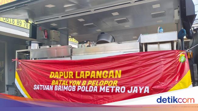 Polisi Dirikan Dapur Lapangan-Cek Kesehatan Warga Jaktim Terdampak Banjir
