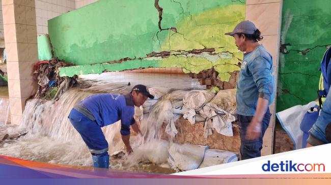 Tanggul Jebol, Musala dan Rumah di Jati Padang Jaksel Terendam Banjir