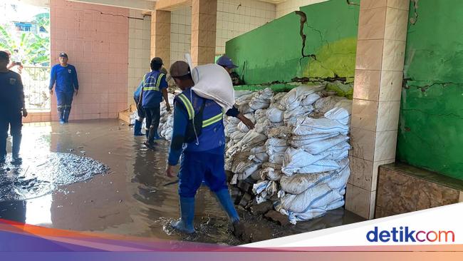 Tanggul Jebol di Jaksel Segera Diperbaiki, Sementara Ditambal Karung Pasir