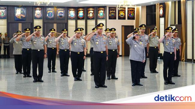 Kapolri Naikkan Pangkat 17 Perwira, 6 Orang Naik Jadi Irjen