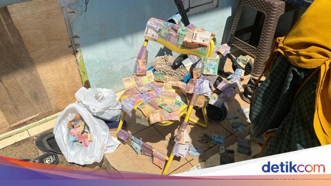 Warga Jemur Uang Kotak Amal Musala di Pasming Jaksel Usai Terendam Banjir