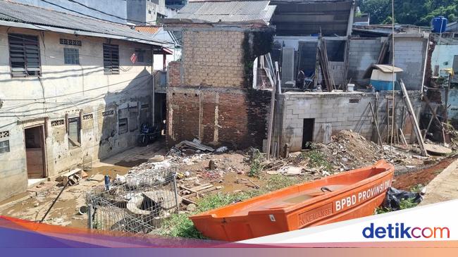 Banjir di Cililitan-Rawajati Surut, Tumpukan Sampah Menggunung