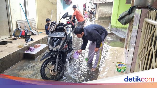 Banjir di Jati Padang Belum Surut, Warga Manfaatkan buat Cuci Motor