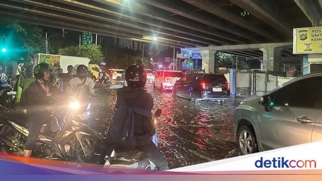 Banjir Terjadi di Puri Kembangan Jakbar, Motor Tak Bisa Melintas