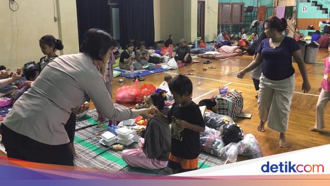 Polda Metro Bagikan Makanan ke Ratusan Warga Terdampak Banjir di Jaktim