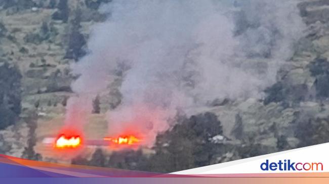 KKB Bakar Gereja, Sekolah, Puskesmas hingga 2 Rumah Bupati Puncak Papua Tengah