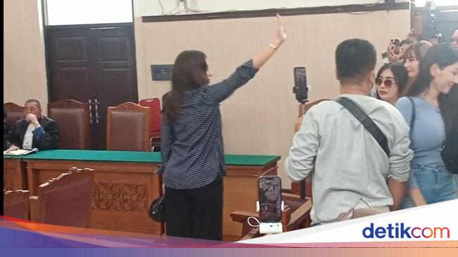 Nikita Mirzani Sapa Fans dan Peluk Sahabat Jelang Sidang