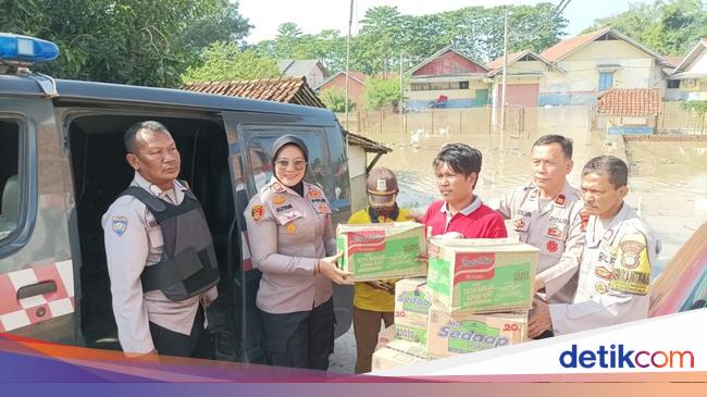 Polisi Salurkan Bantuan ke Warga yang Ngungsi Akibat Banjir di Bekasi