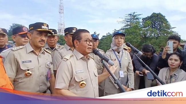 Tinjau Kali Ciliwung, Pramono Beri Arahan Langsung ke Petugas Terkait Banjir