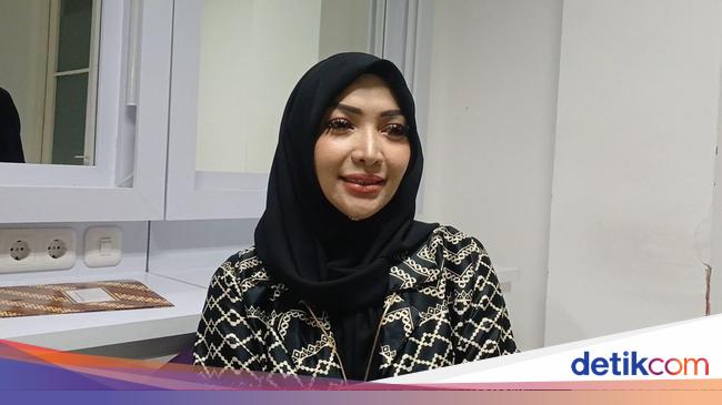 Roro Fitria Tegas Bakal Gugat Hotel di Bandung karena Anak Keracunan Salmon