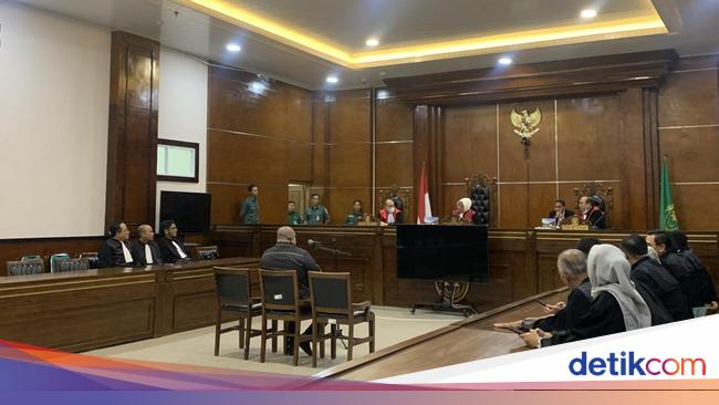 Teguran Hakim ke Razman Gara-gara Buka HP Saat Tuntutan
