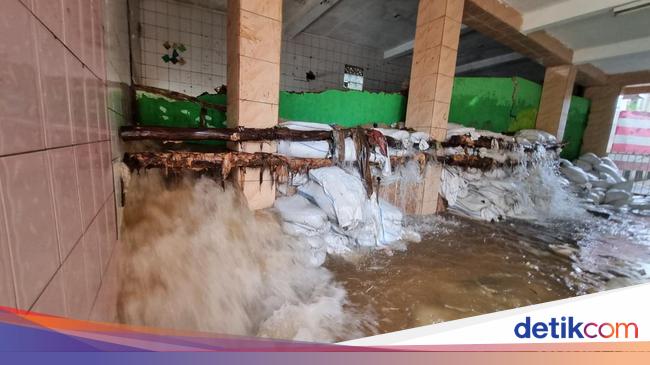 Warga Sebut Tanggul Baswedan Jati Padang Baru Kali Ini Jebol Sejak Dibuat 2017