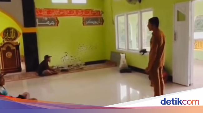 Kades di Sinjai Klarifikasi Usai Viral Masuk Masjid Pakai Sepatu