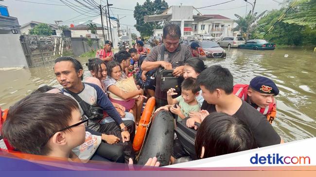 Brimob Polda Metro Evakuasi Anak Kejang dan Korban Banjir di Tangerang