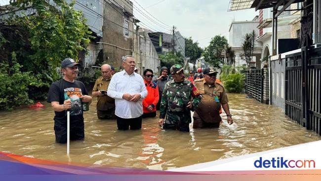 Walkot Benyamin Davnie Nyebur Tinjau Banjir di Pondok Aren