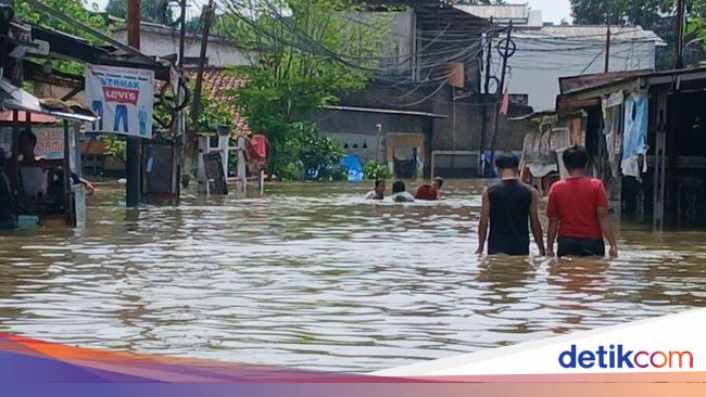 Sungai Meluap hingga Banjir di Curug Tangerang, Kulkas Warga Terendam