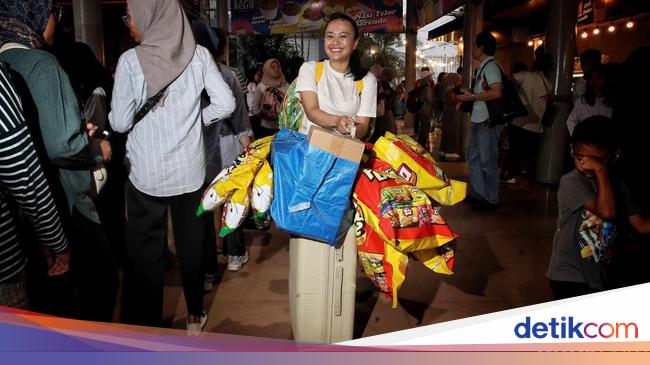 Fenomena Unik di Jakarta Fair, Borong Snack Pakai Koper
